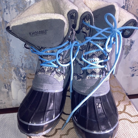 Khombu Mayana Women's Black and Gray Winter Boots with Blue Accents - Picture 9 of 16